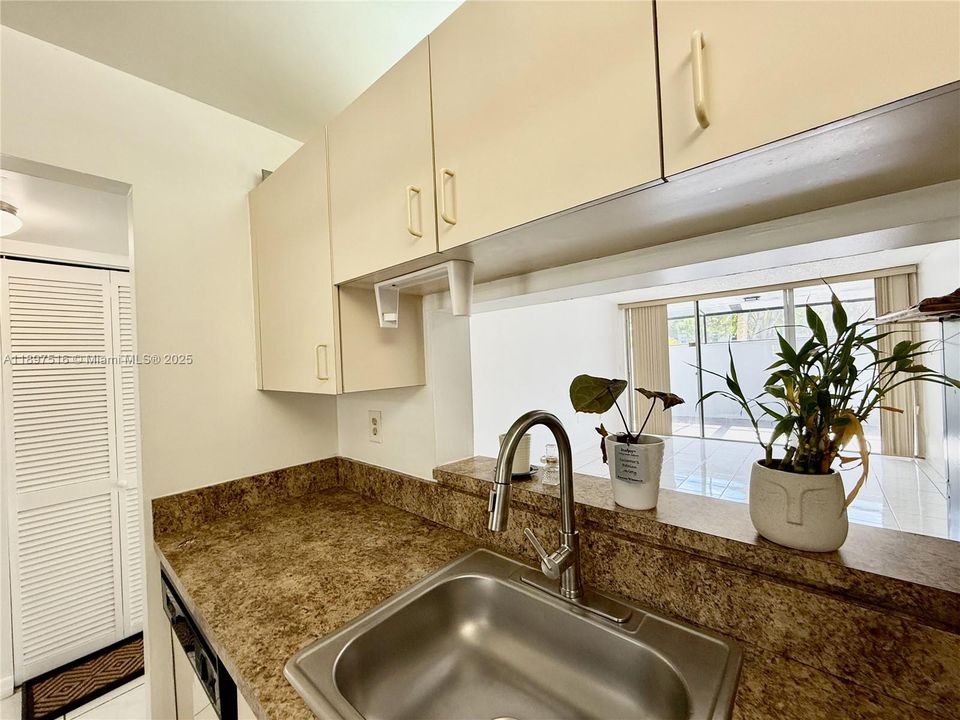 For Rent: $2,399 (2 beds, 2 baths, 936 Square Feet)