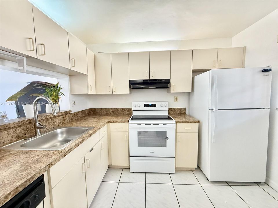 For Rent: $2,399 (2 beds, 2 baths, 936 Square Feet)