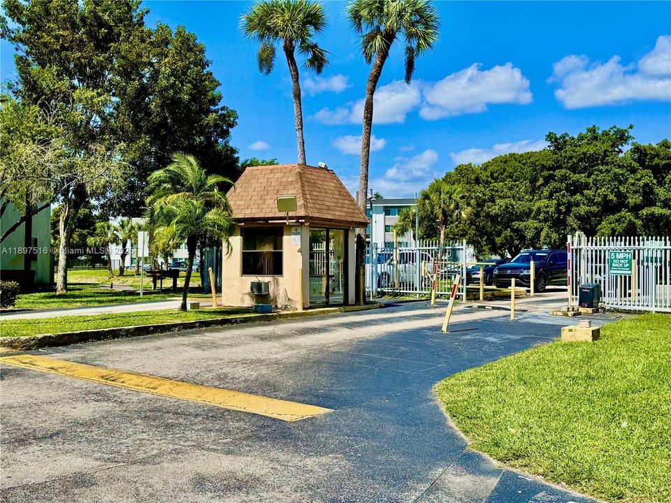 For Rent: $2,399 (2 beds, 2 baths, 936 Square Feet)