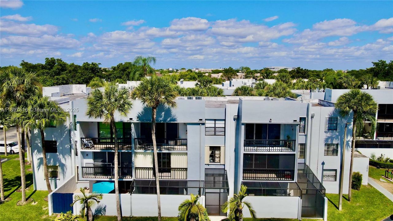 For Rent: $2,399 (2 beds, 2 baths, 936 Square Feet)