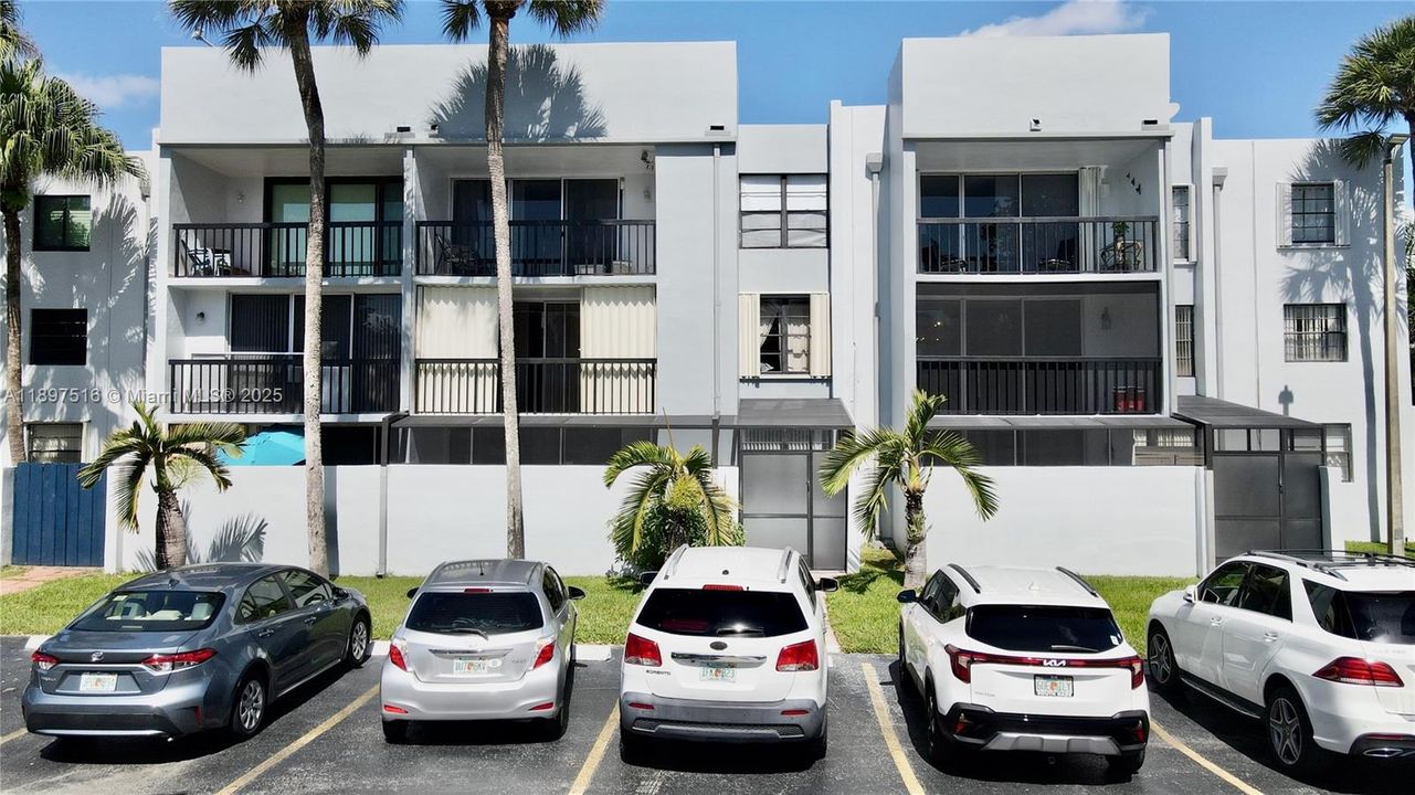 For Rent: $2,399 (2 beds, 2 baths, 936 Square Feet)