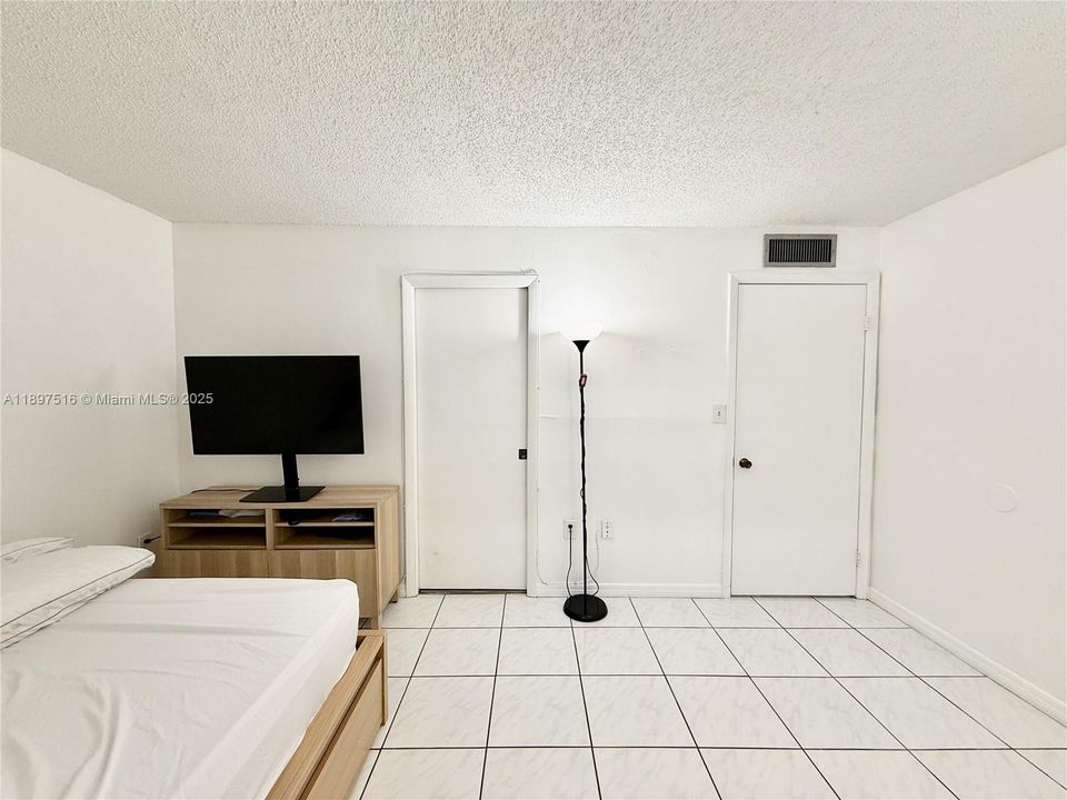 For Rent: $2,399 (2 beds, 2 baths, 936 Square Feet)