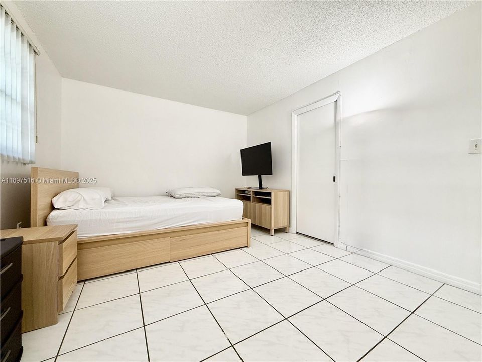 For Rent: $2,399 (2 beds, 2 baths, 936 Square Feet)