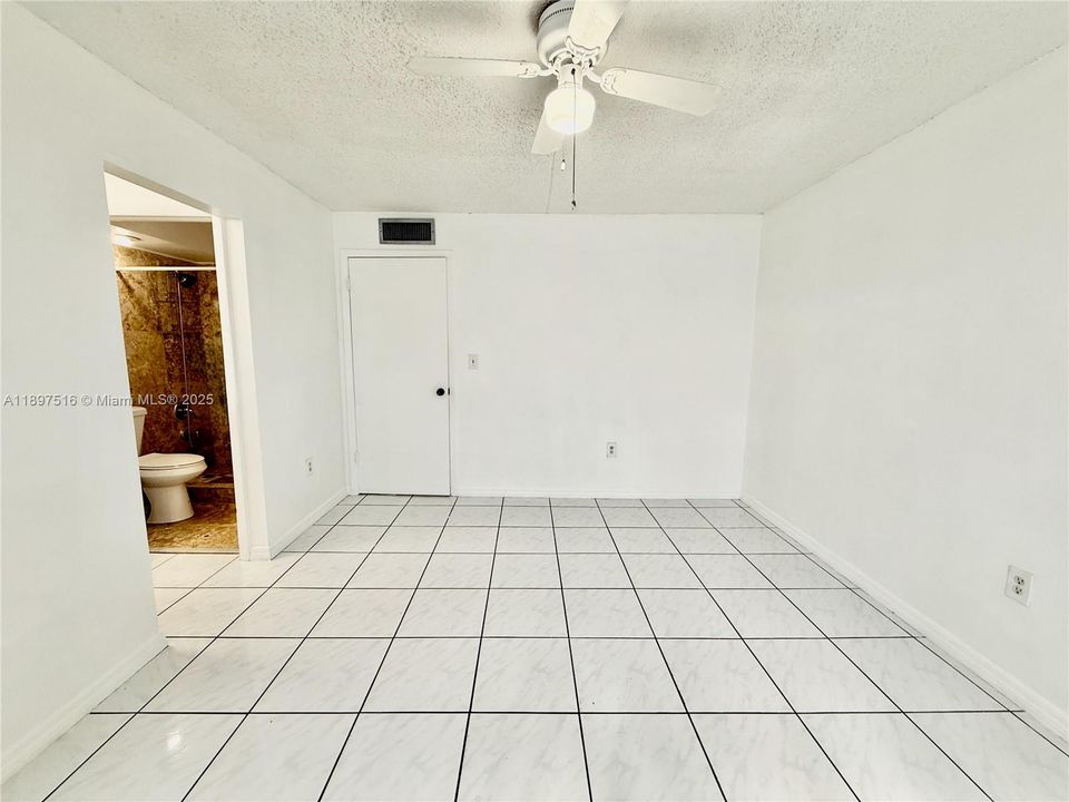 For Rent: $2,399 (2 beds, 2 baths, 936 Square Feet)