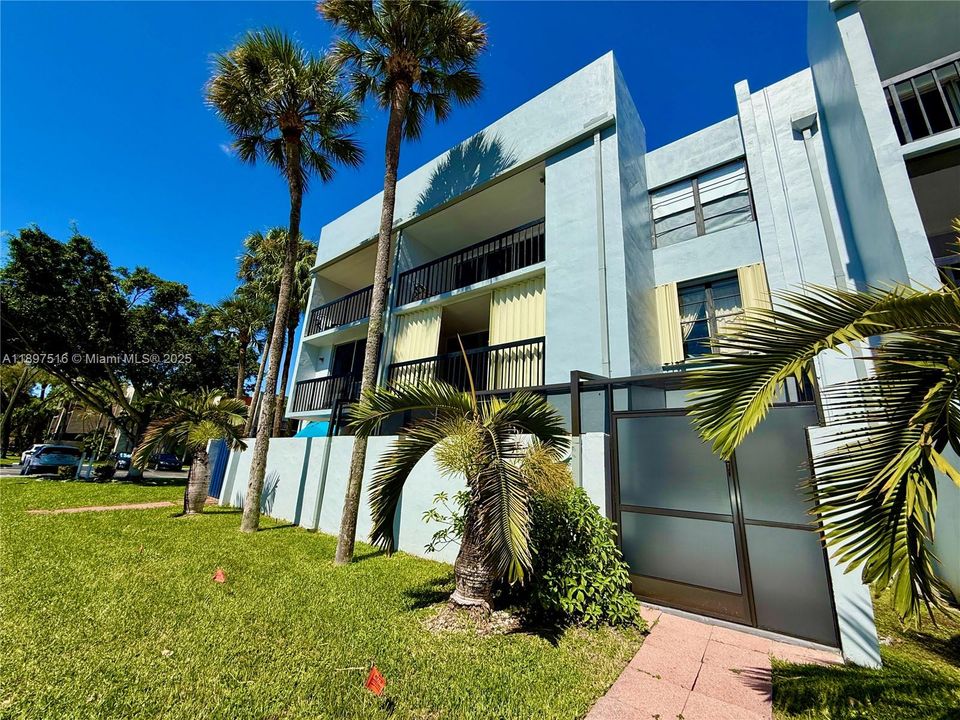 For Rent: $2,399 (2 beds, 2 baths, 936 Square Feet)