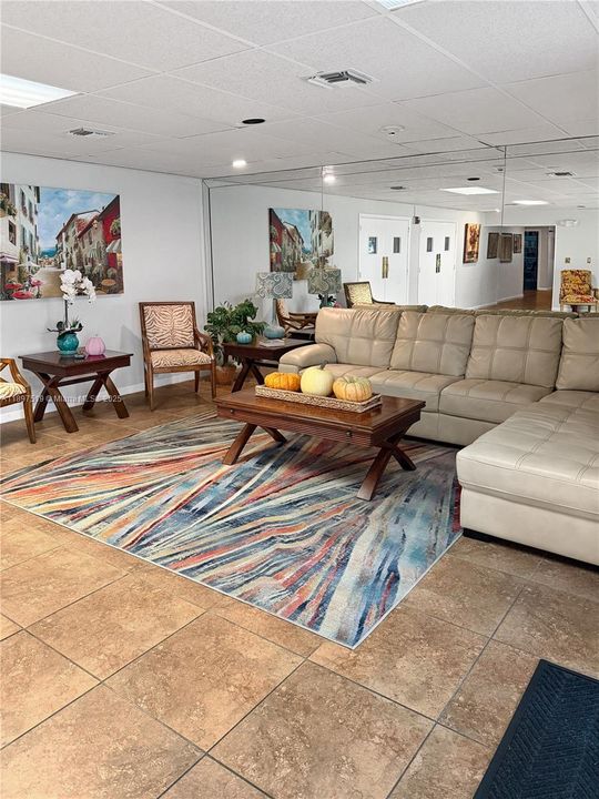 For Rent: $1,400 (1 beds, 1 baths, 739 Square Feet)