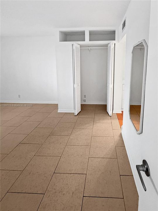 For Rent: $1,400 (1 beds, 1 baths, 739 Square Feet)