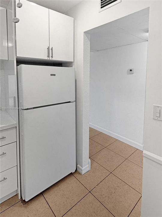 For Rent: $1,400 (1 beds, 1 baths, 739 Square Feet)