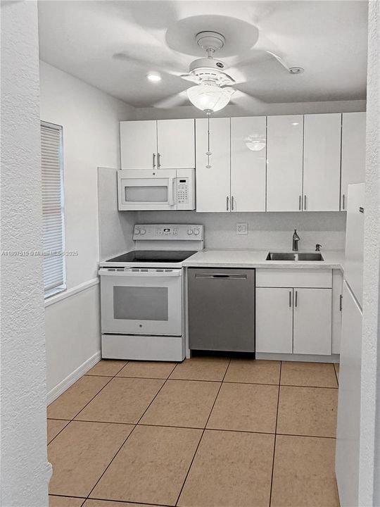 For Rent: $1,400 (1 beds, 1 baths, 739 Square Feet)