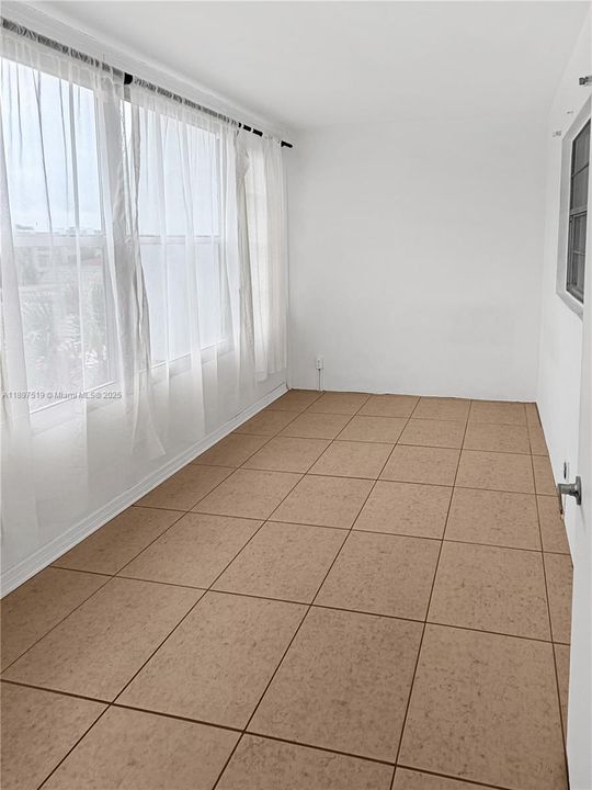 For Rent: $1,400 (1 beds, 1 baths, 739 Square Feet)