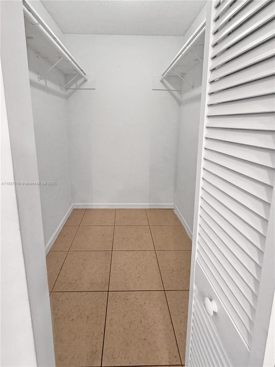 For Rent: $1,400 (1 beds, 1 baths, 739 Square Feet)