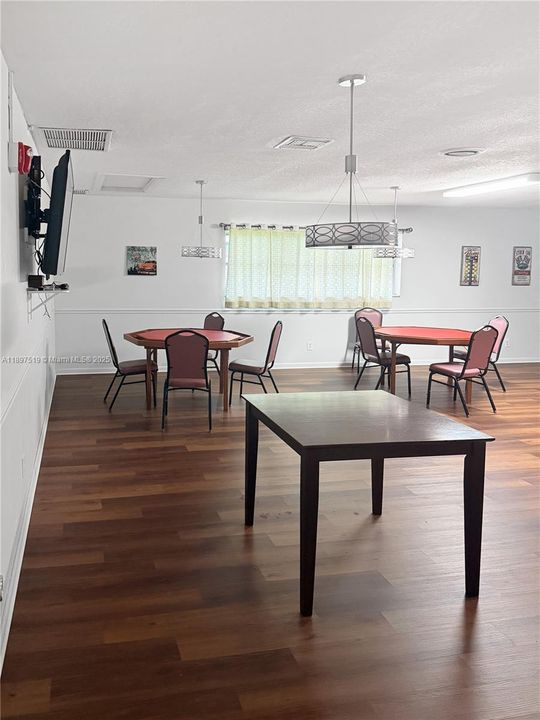 For Rent: $1,400 (1 beds, 1 baths, 739 Square Feet)