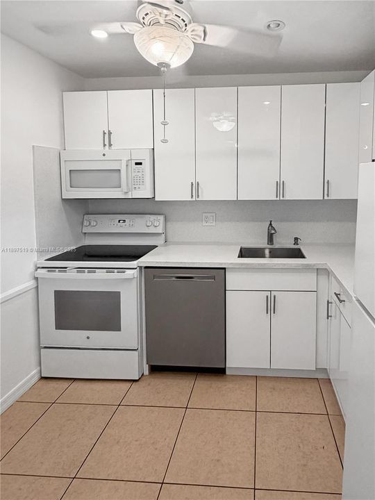 For Rent: $1,400 (1 beds, 1 baths, 739 Square Feet)