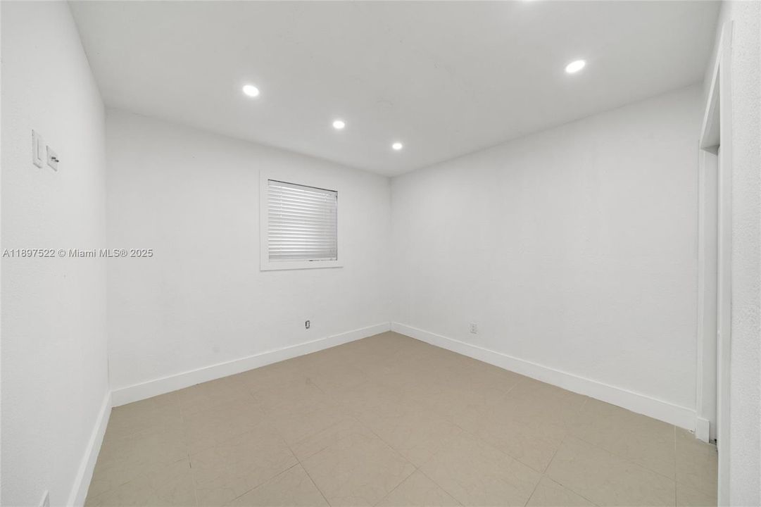 For Sale: $570,000 (4 beds, 3 baths, 1292 Square Feet)