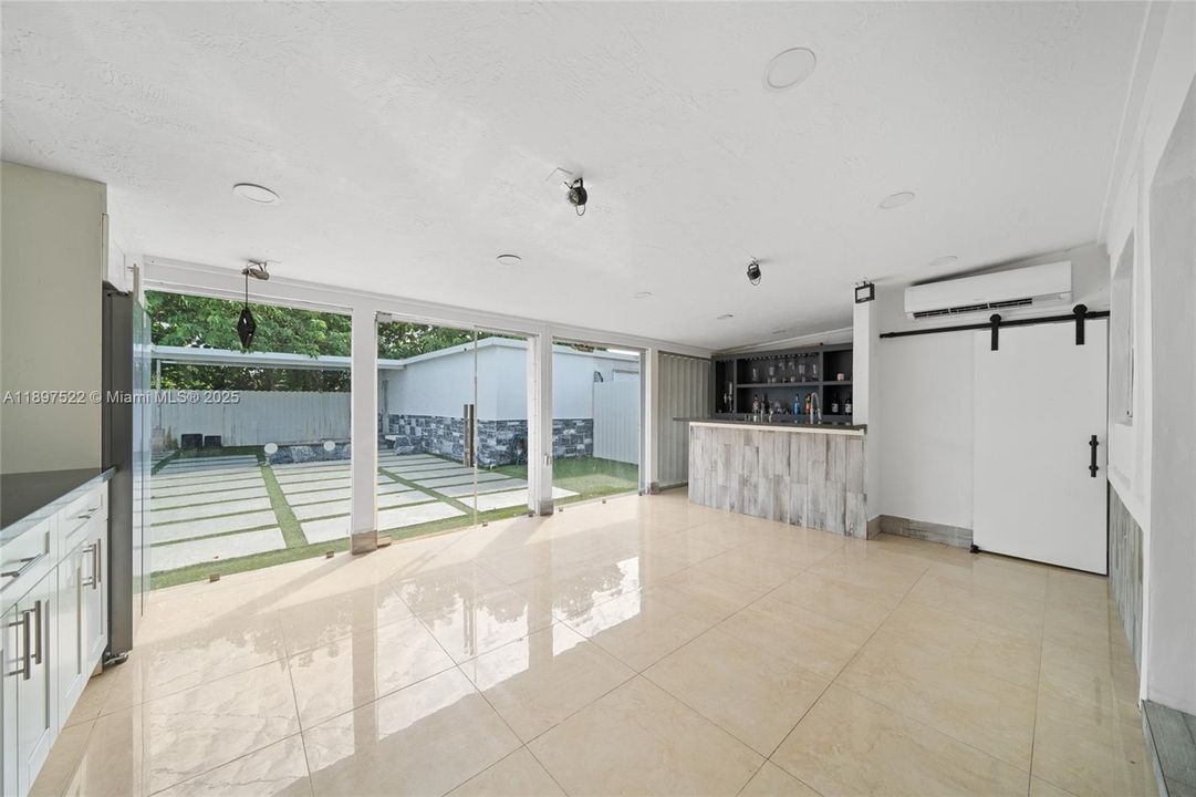 For Sale: $570,000 (4 beds, 3 baths, 1292 Square Feet)