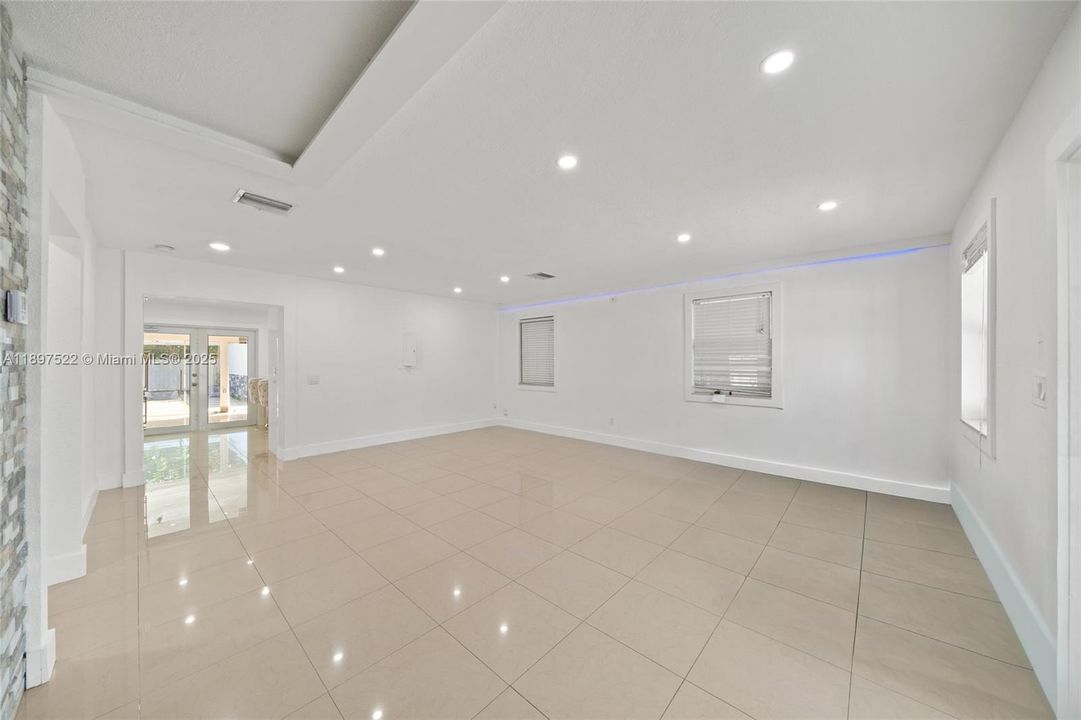 For Sale: $570,000 (4 beds, 3 baths, 1292 Square Feet)