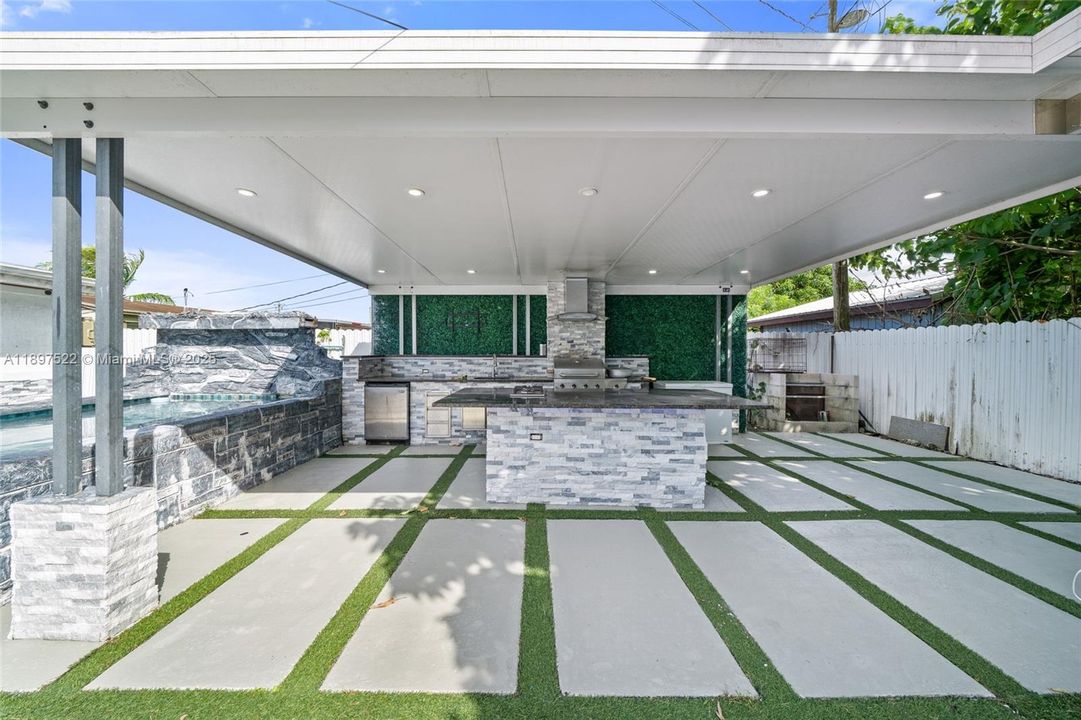 For Sale: $570,000 (4 beds, 3 baths, 1292 Square Feet)