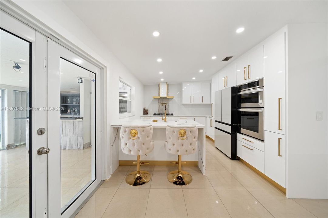 For Sale: $570,000 (4 beds, 3 baths, 1292 Square Feet)