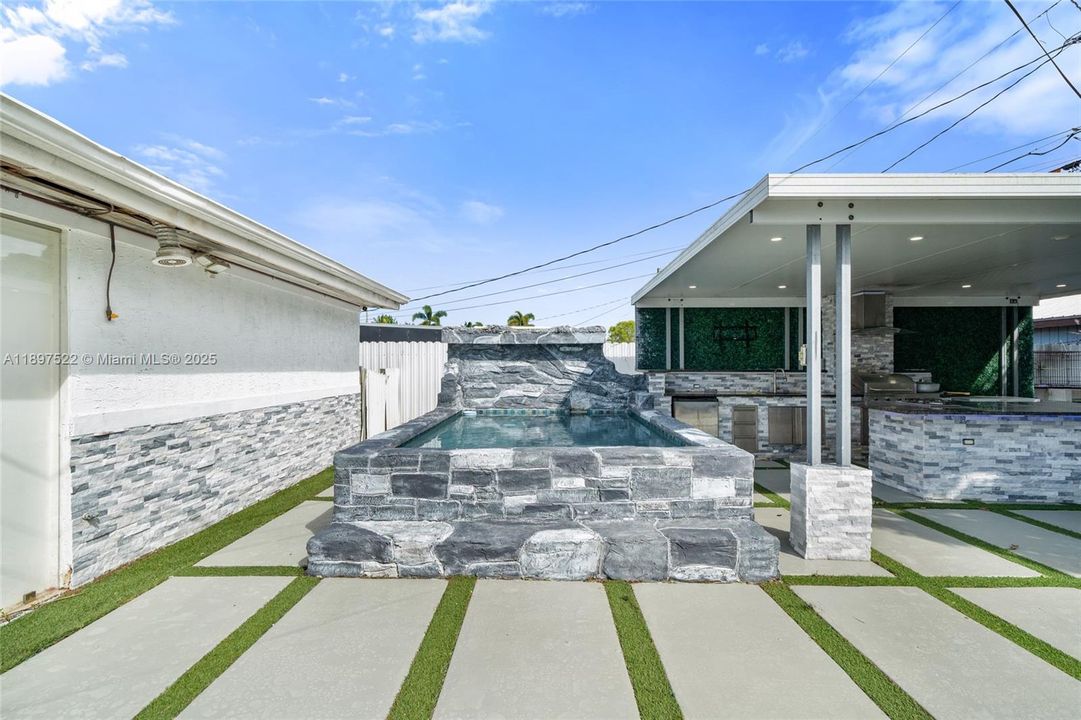 For Sale: $570,000 (4 beds, 3 baths, 1292 Square Feet)