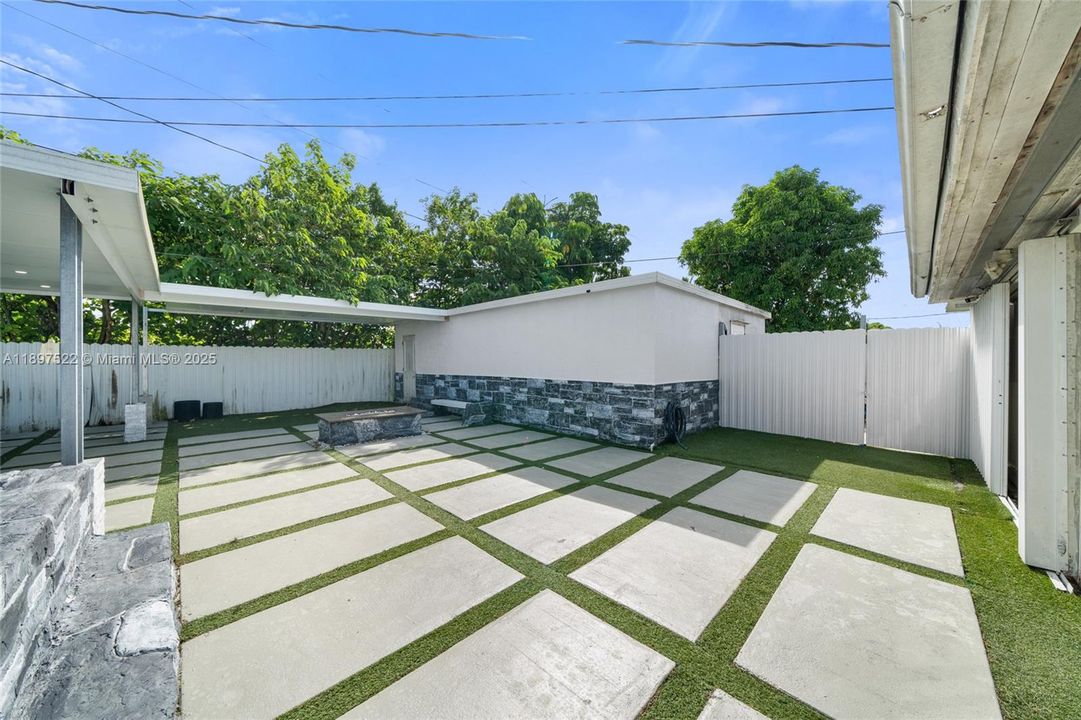 For Sale: $570,000 (4 beds, 3 baths, 1292 Square Feet)