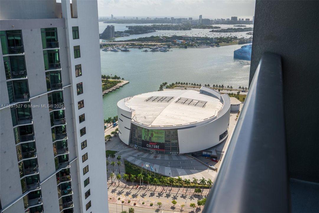 For Sale: $545,000 (1 beds, 1 baths, 598 Square Feet)