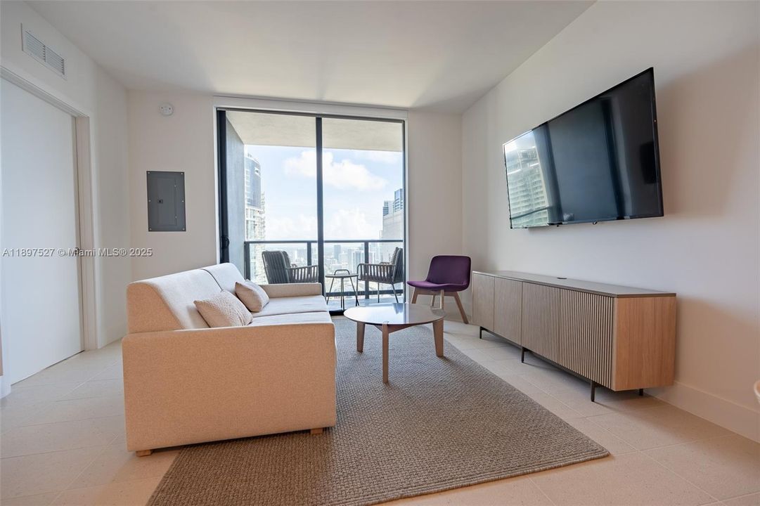 For Sale: $545,000 (1 beds, 1 baths, 598 Square Feet)