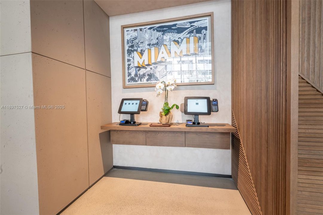 For Sale: $545,000 (1 beds, 1 baths, 598 Square Feet)