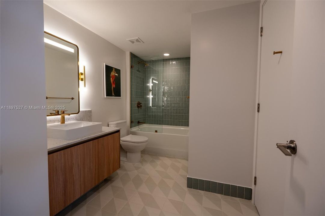 For Sale: $545,000 (1 beds, 1 baths, 598 Square Feet)