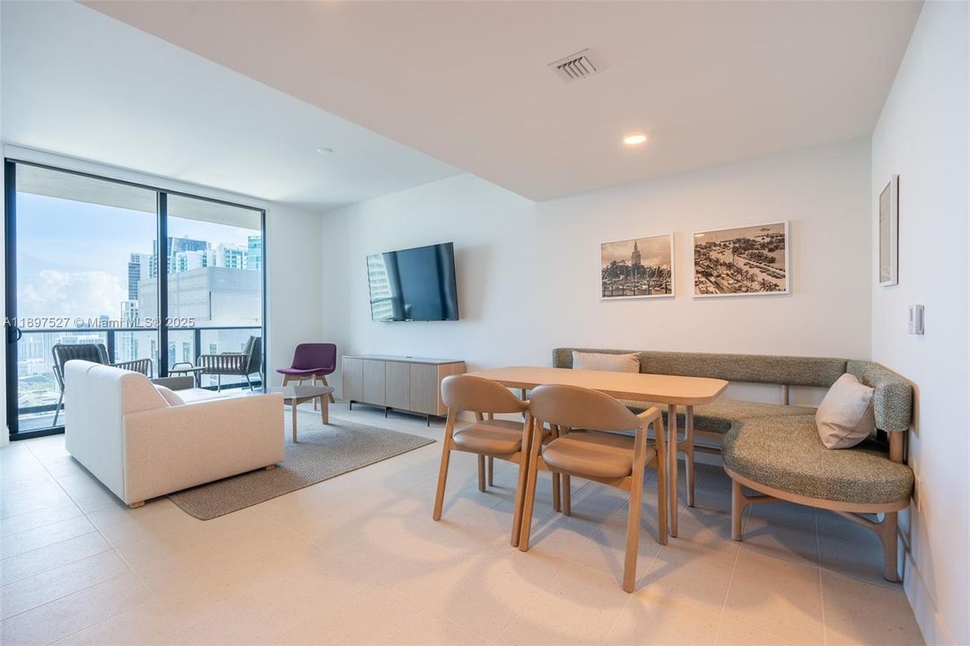 For Sale: $545,000 (1 beds, 1 baths, 598 Square Feet)