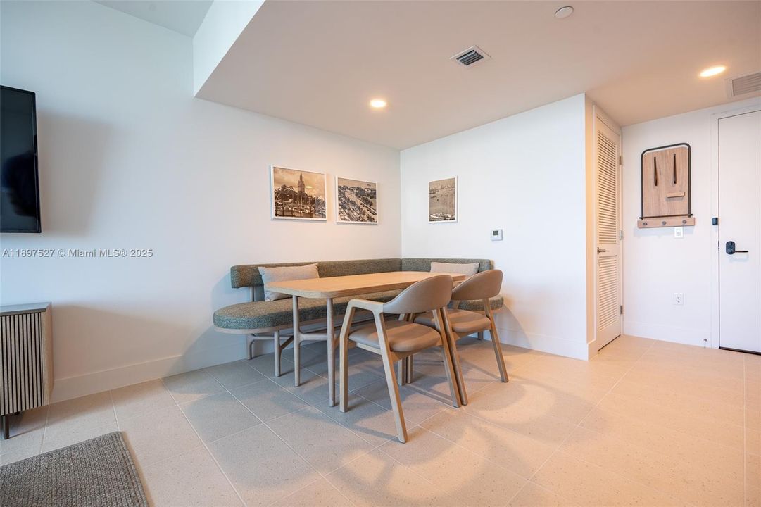 For Sale: $545,000 (1 beds, 1 baths, 598 Square Feet)