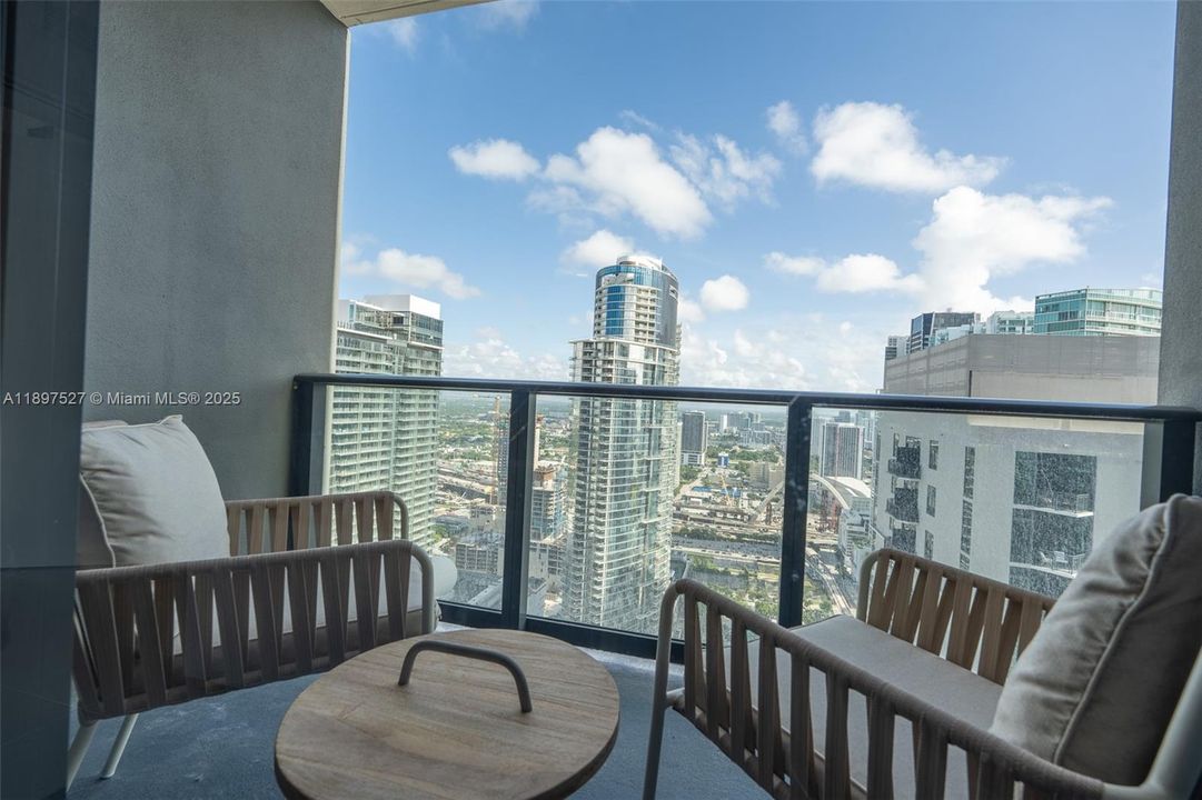 For Sale: $545,000 (1 beds, 1 baths, 598 Square Feet)