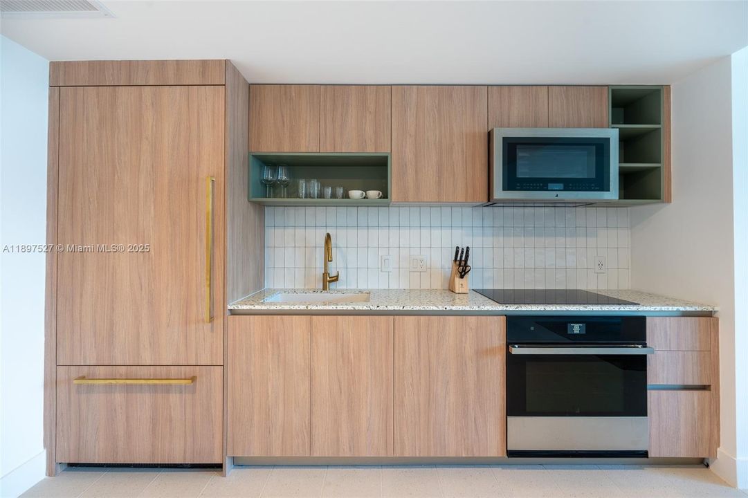 For Sale: $545,000 (1 beds, 1 baths, 598 Square Feet)