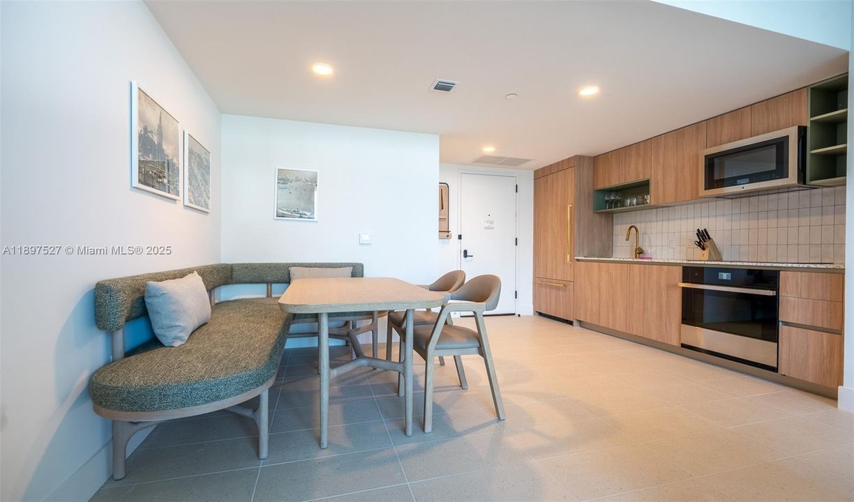 For Sale: $545,000 (1 beds, 1 baths, 598 Square Feet)