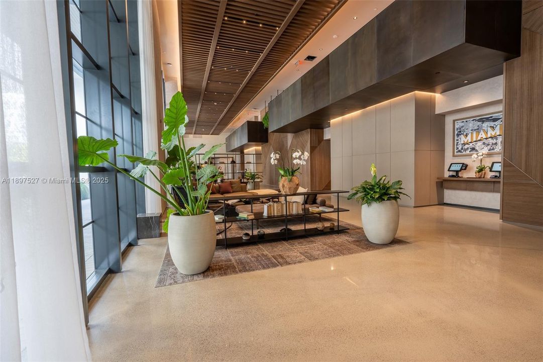 For Sale: $545,000 (1 beds, 1 baths, 598 Square Feet)