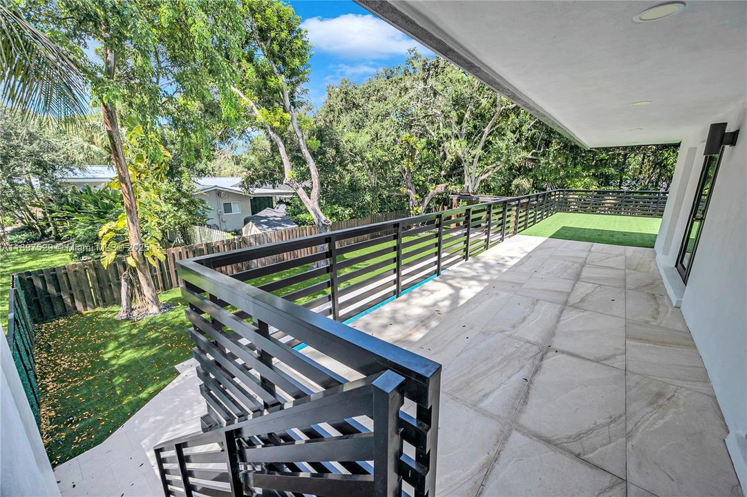 Под контрактом: $2,525,000 (5 спален, 3 ванн, 3039 Квадратных фут)