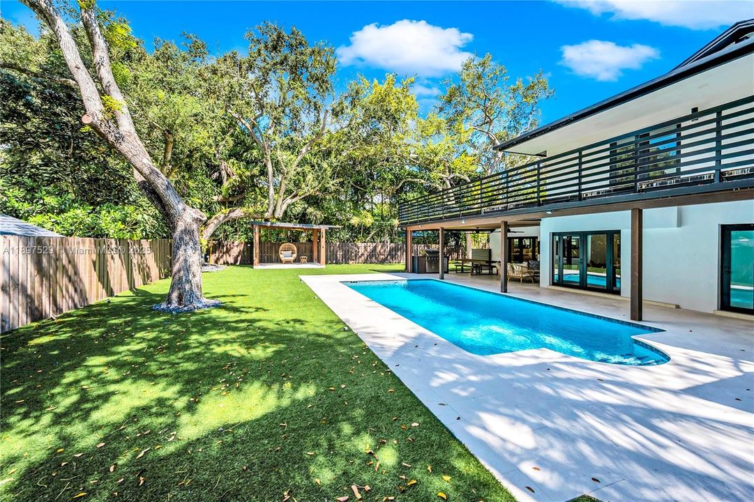 Под контрактом: $2,525,000 (5 спален, 3 ванн, 3039 Квадратных фут)