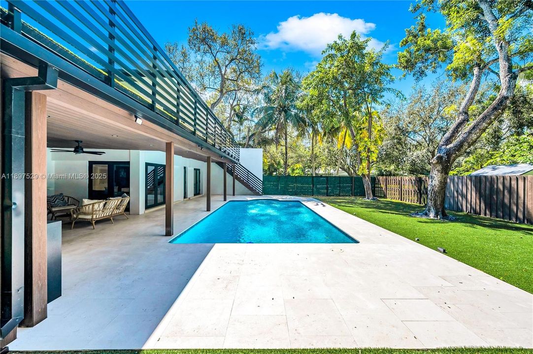 Под контрактом: $2,525,000 (5 спален, 3 ванн, 3039 Квадратных фут)