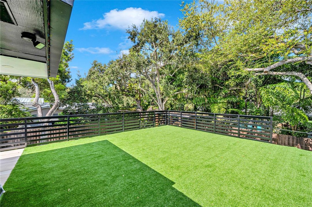 Под контрактом: $2,525,000 (5 спален, 3 ванн, 3039 Квадратных фут)