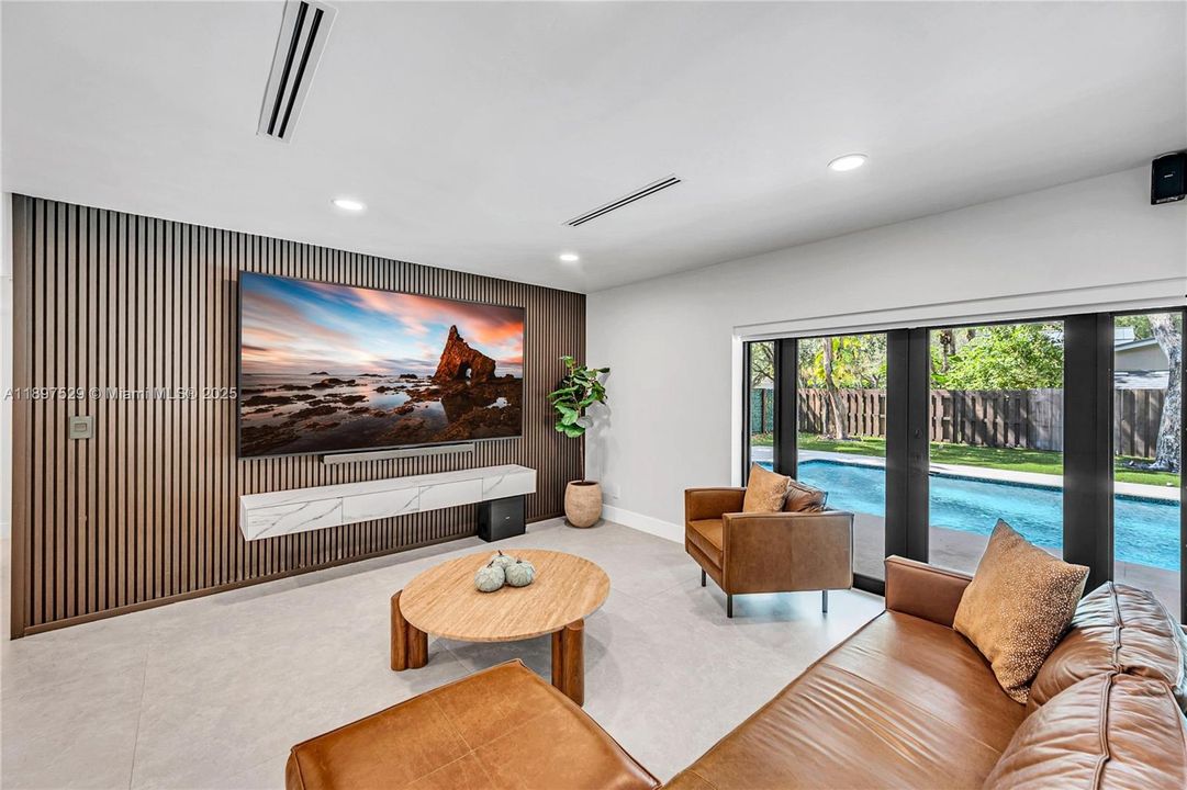 Под контрактом: $2,525,000 (5 спален, 3 ванн, 3039 Квадратных фут)