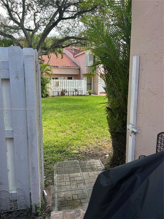 Под контрактом: $3,000 (3 спален, 2 ванн, 1195 Квадратных фут)