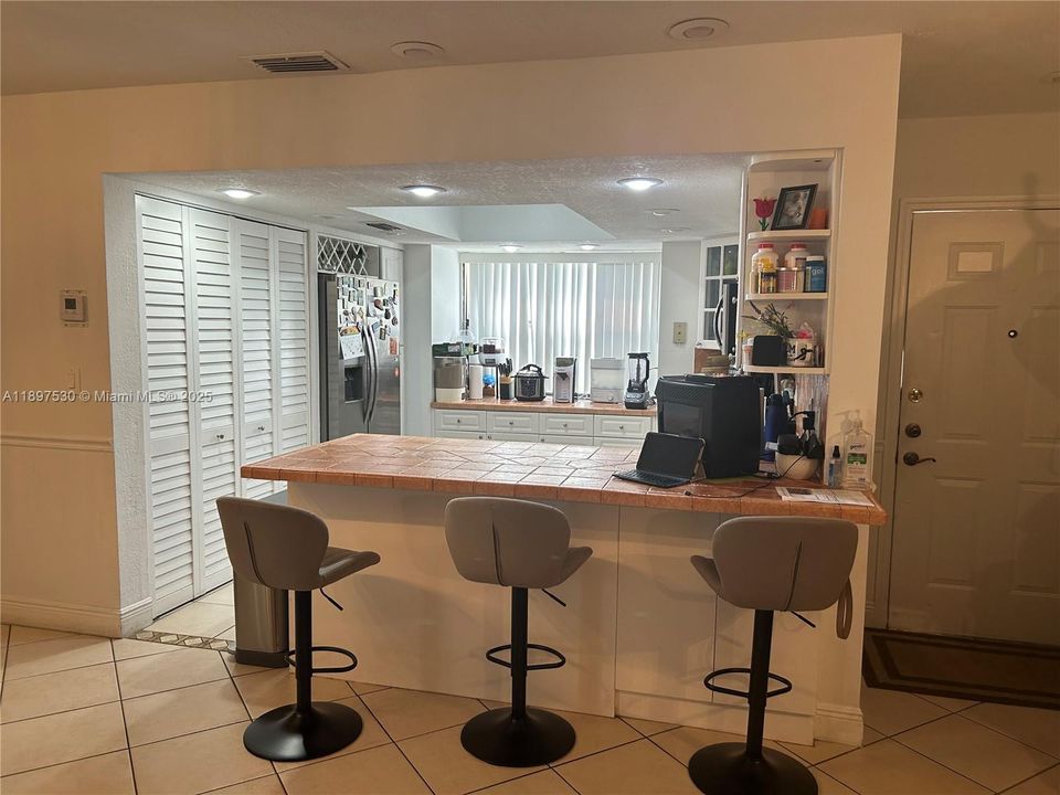 Под контрактом: $3,000 (3 спален, 2 ванн, 1195 Квадратных фут)