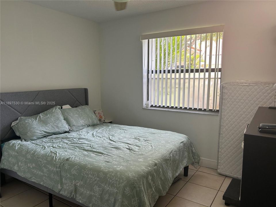 Под контрактом: $3,000 (3 спален, 2 ванн, 1195 Квадратных фут)