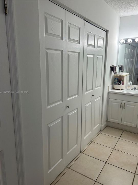 Под контрактом: $3,000 (3 спален, 2 ванн, 1195 Квадратных фут)