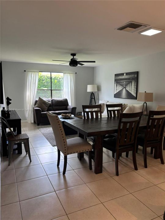 Под контрактом: $4,500 (2 спален, 2 ванн, 1180 Квадратных фут)