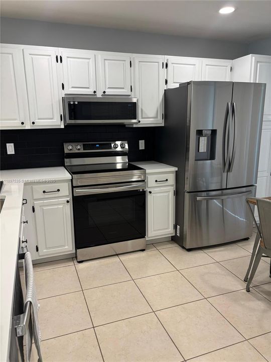 Под контрактом: $4,500 (2 спален, 2 ванн, 1180 Квадратных фут)