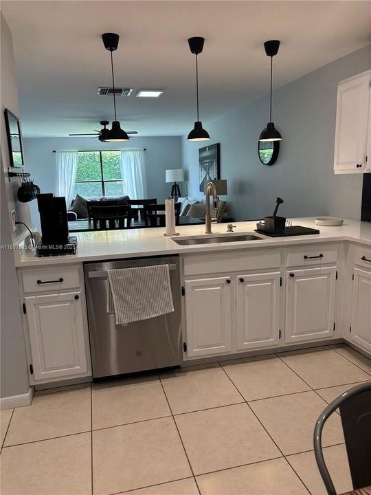 Под контрактом: $4,500 (2 спален, 2 ванн, 1180 Квадратных фут)