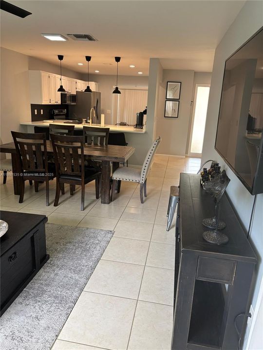 Под контрактом: $4,500 (2 спален, 2 ванн, 1180 Квадратных фут)