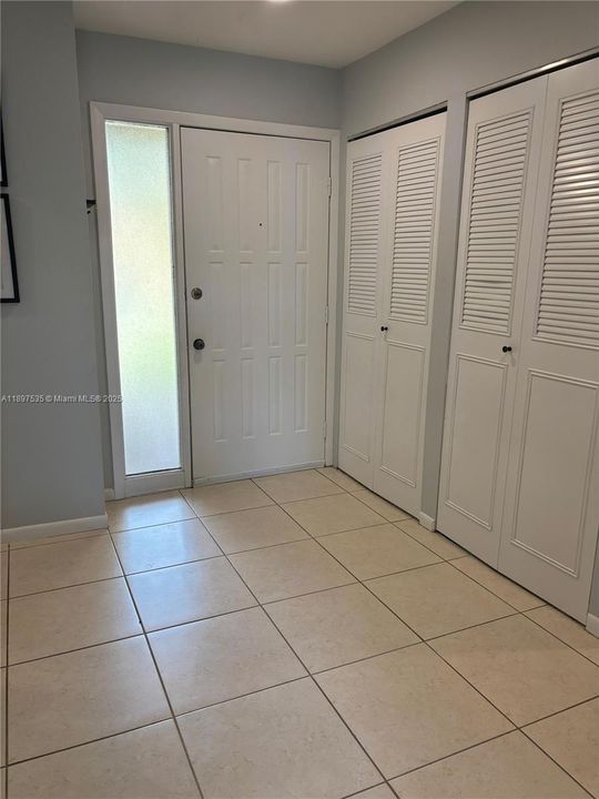 Под контрактом: $4,500 (2 спален, 2 ванн, 1180 Квадратных фут)