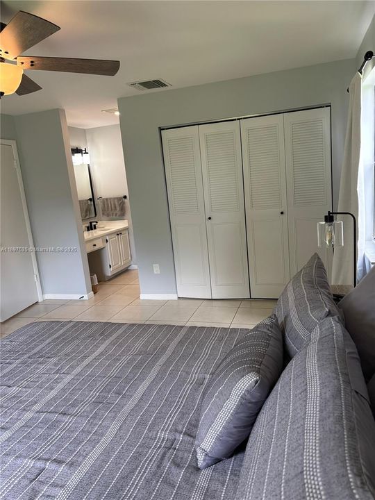 Под контрактом: $4,500 (2 спален, 2 ванн, 1180 Квадратных фут)