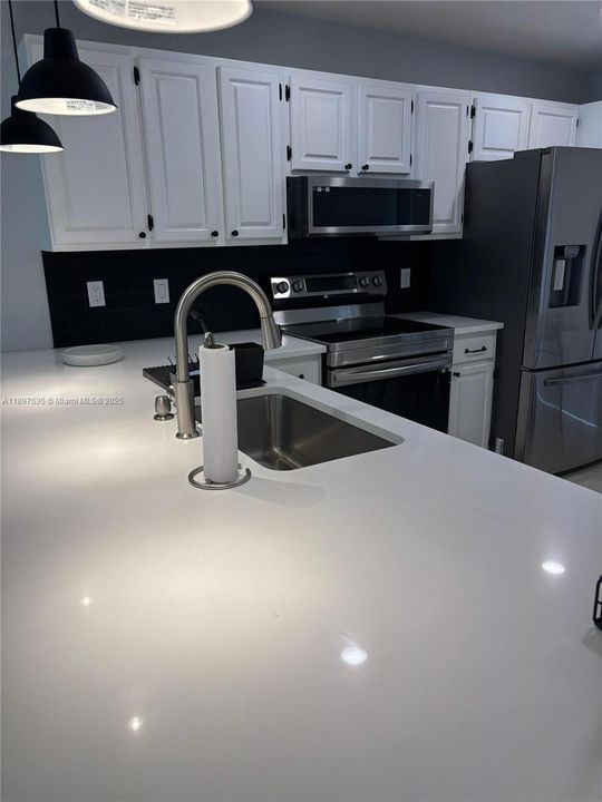 Под контрактом: $4,500 (2 спален, 2 ванн, 1180 Квадратных фут)